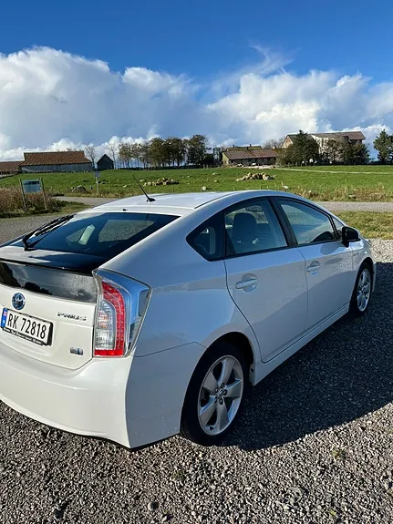 Toyota Prius 2014 photo 2