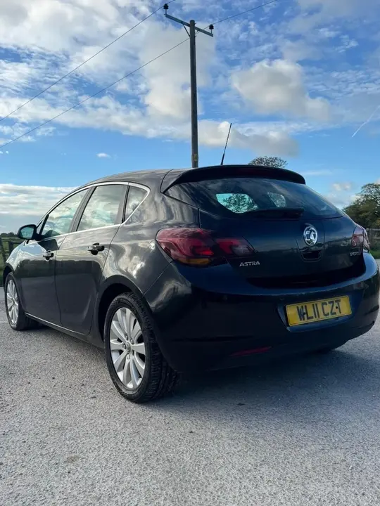 Vauxhall Astra 2011 photo 3