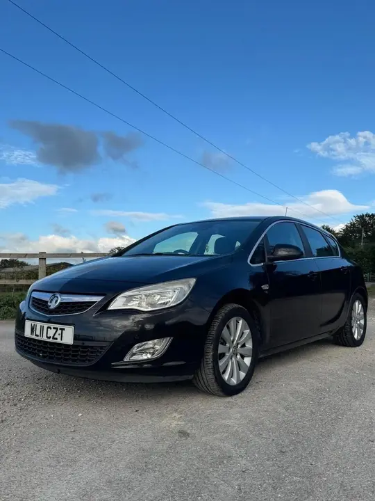 Vauxhall Astra 2011 photo 2