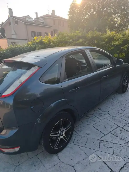 Ford Focus 2010 photo 2