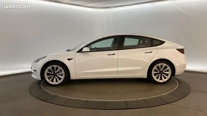 Tesla Model 3 2023 photo 3