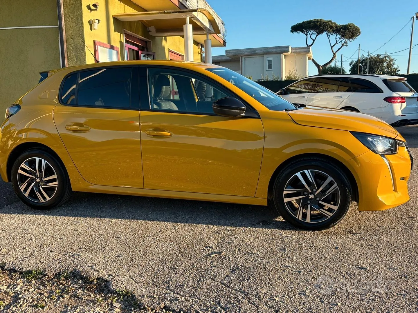 Peugeot 208 2023 photo 2