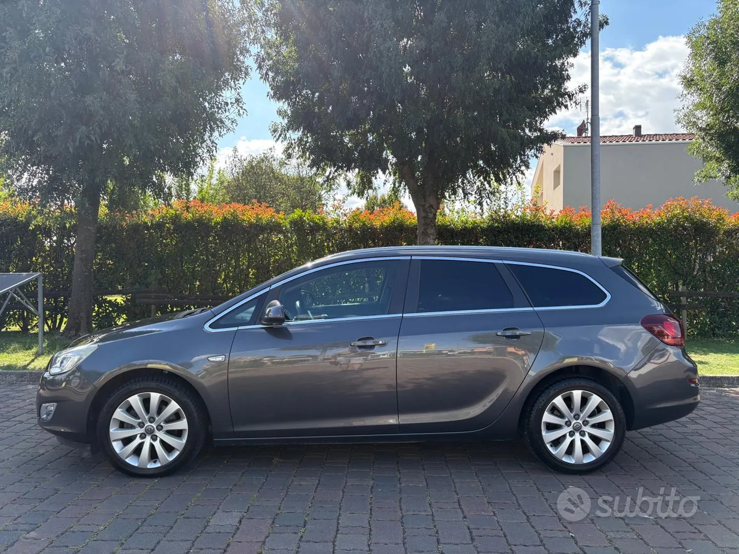 Opel Astra 2011 photo 2