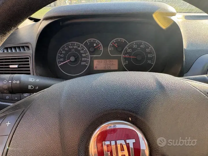 Fiat Grande Punto 2011 photo 5