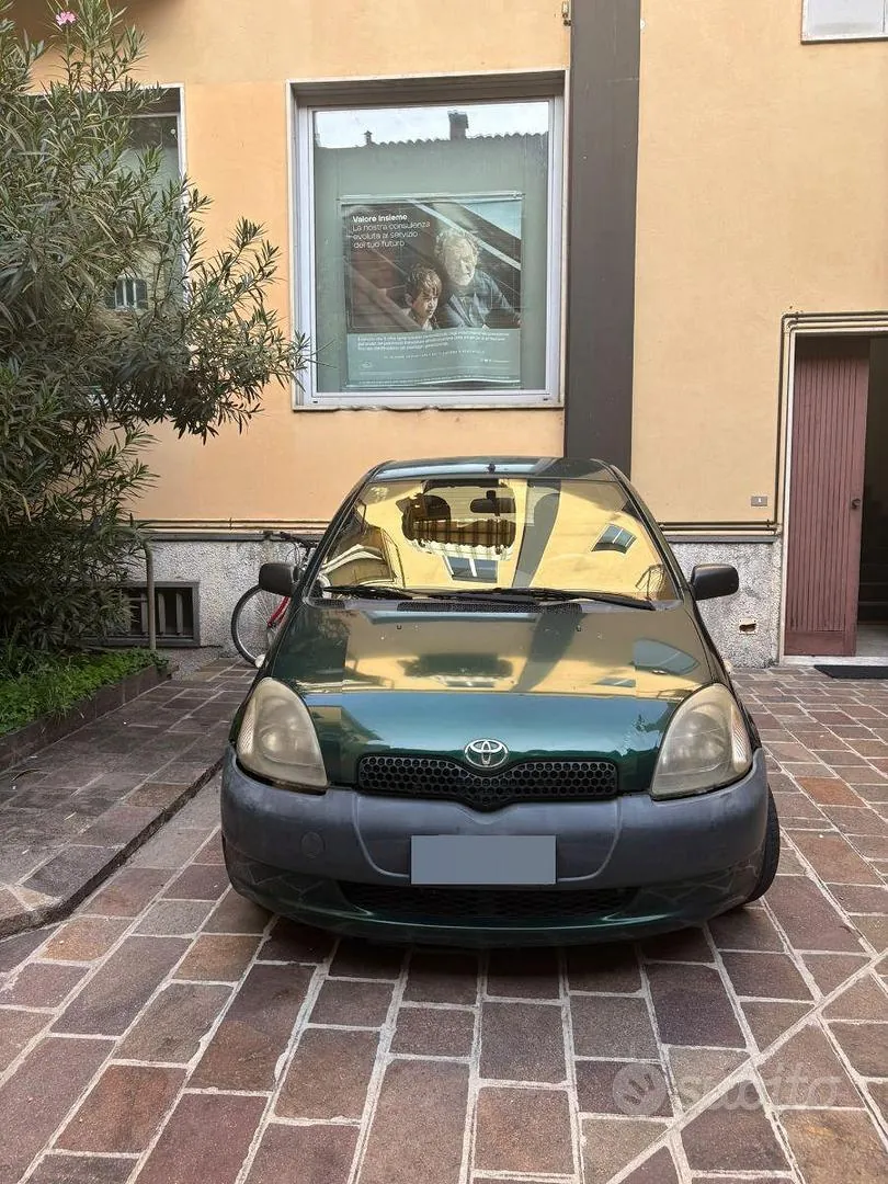 Toyota Yaris 2000 photo 2