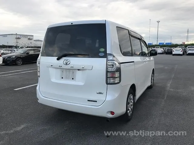 Toyota Voxy 2012 photo 4