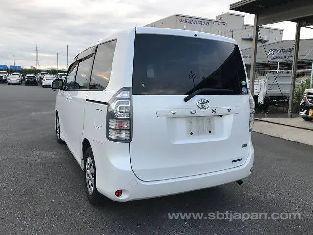 Toyota Voxy 2012 photo 3