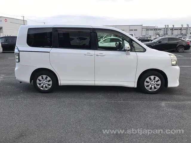 Toyota Voxy 2012 photo 5