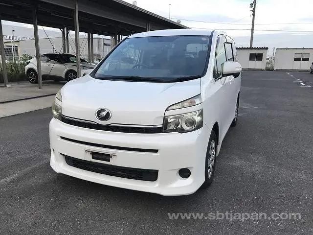 Toyota Voxy 2012 photo 2