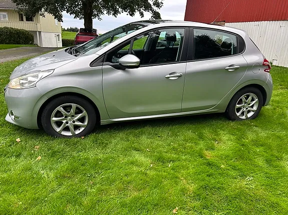 Peugeot 208 2013 photo 5