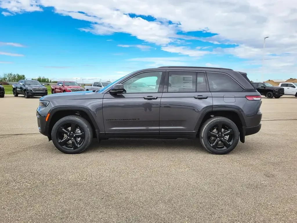 Jeep Grand Cherokee 2026 photo 3