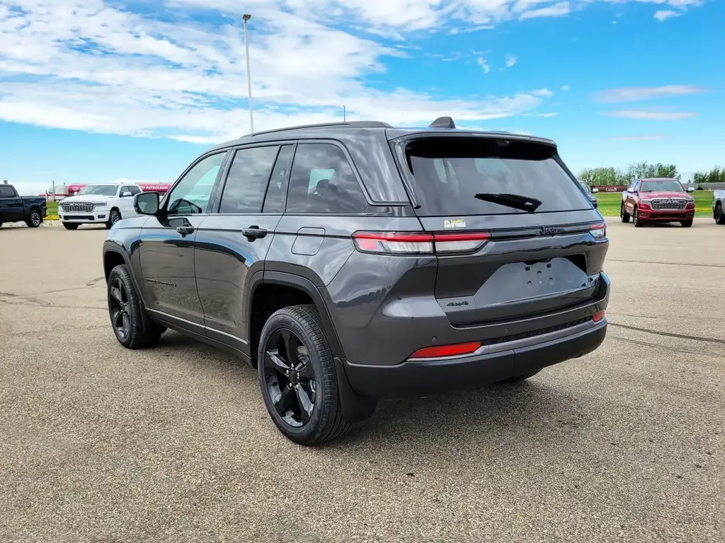 Jeep Grand Cherokee 2026 photo 4