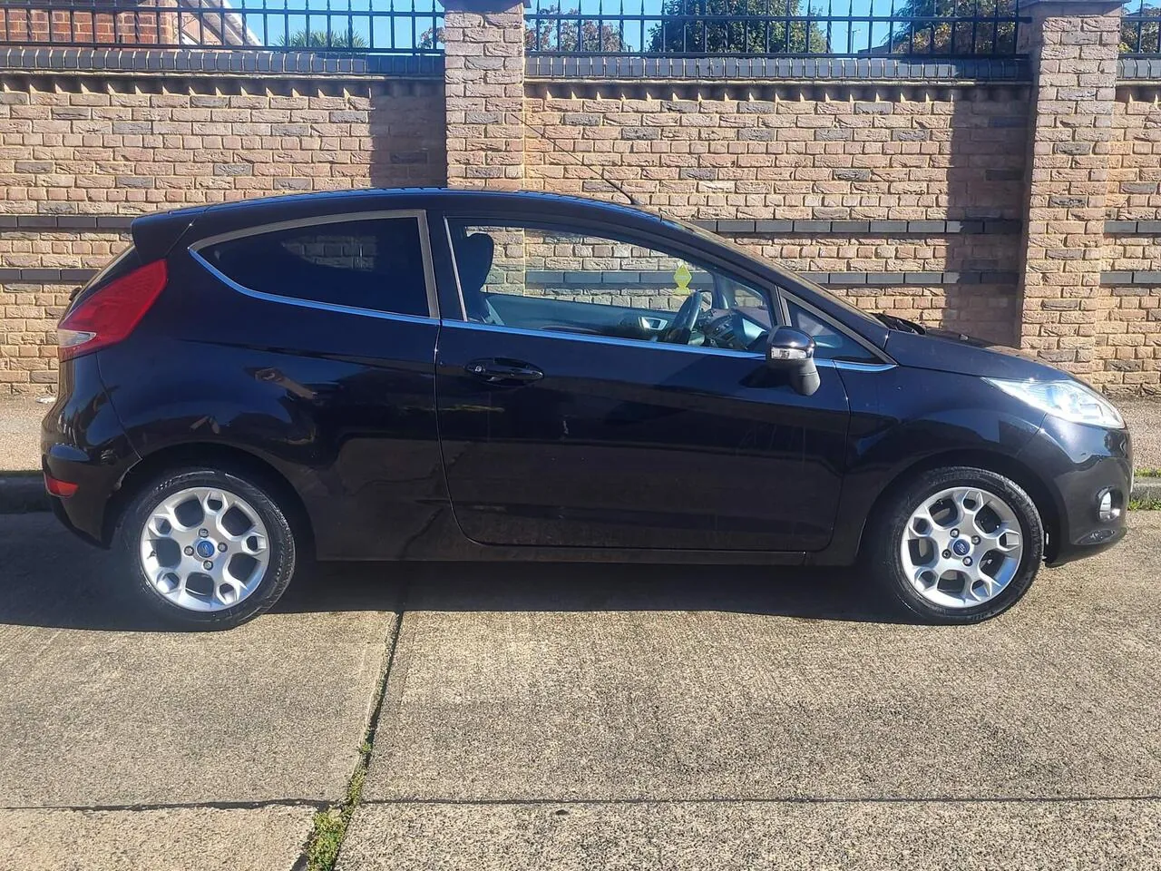 Ford Fiesta 2012 photo 2