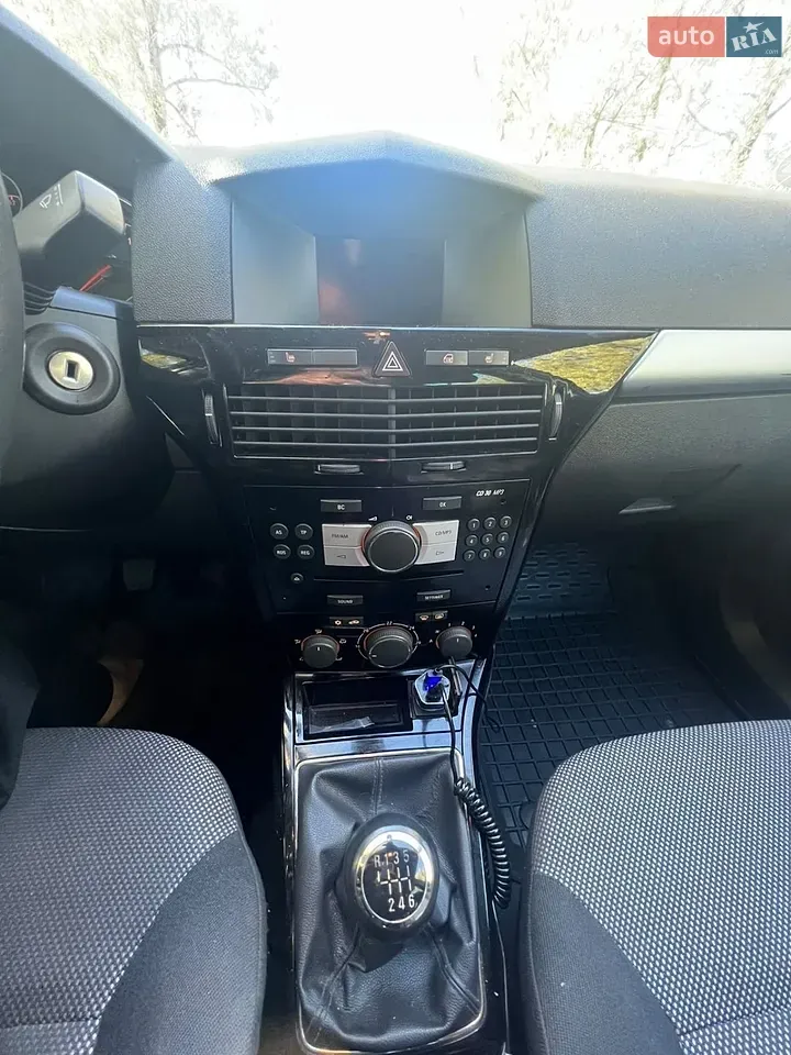 Opel Astra 2010 photo 2