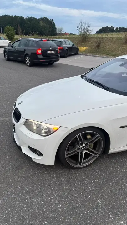 BMW 330D 2011 photo 2