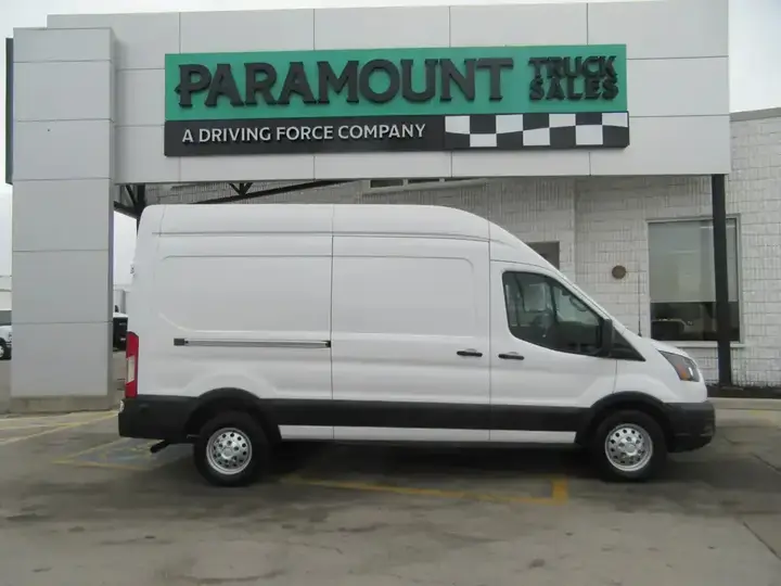 Ford Transit 2024 photo 2