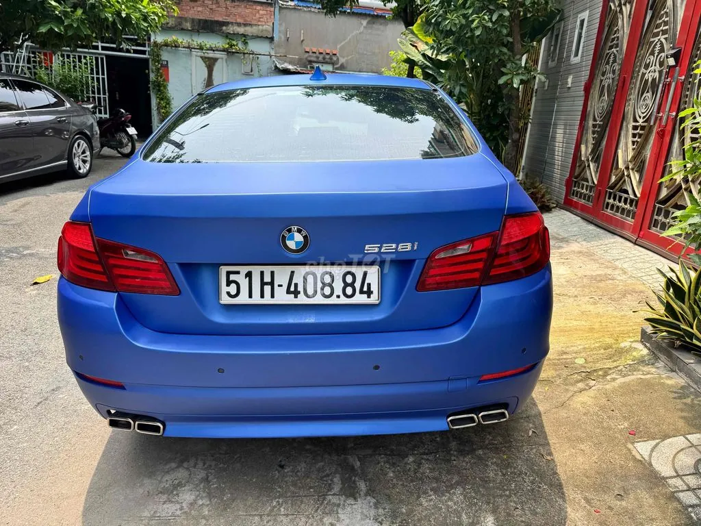 BMW 5 Series 2010 photo 2