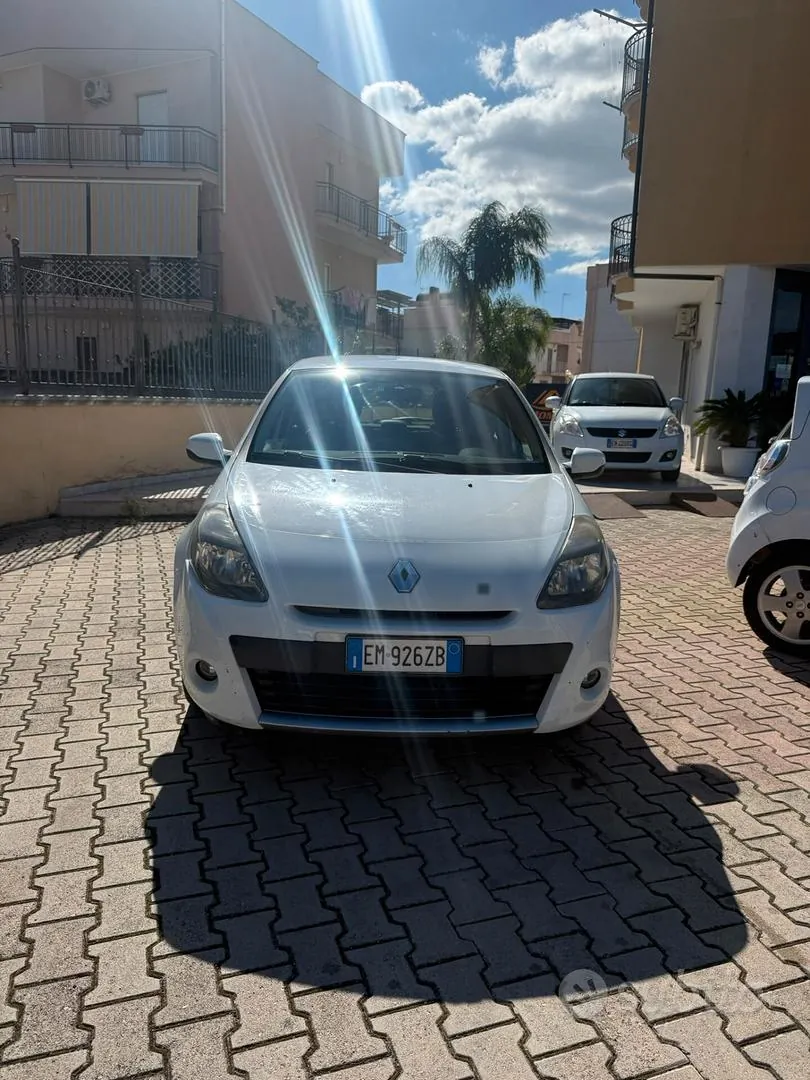 Renault Clio 2012 photo 2