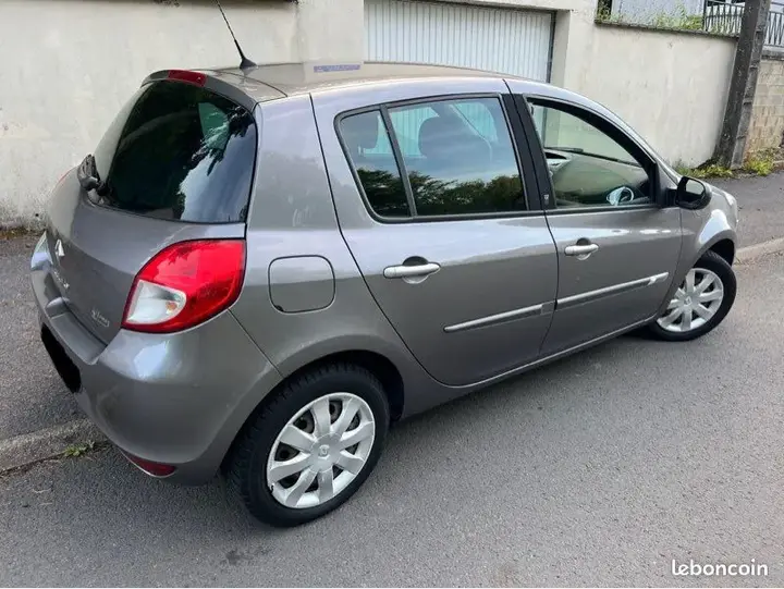 Renault Clio 2012 photo 2