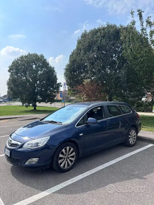 Opel Astra 2011 photo 3