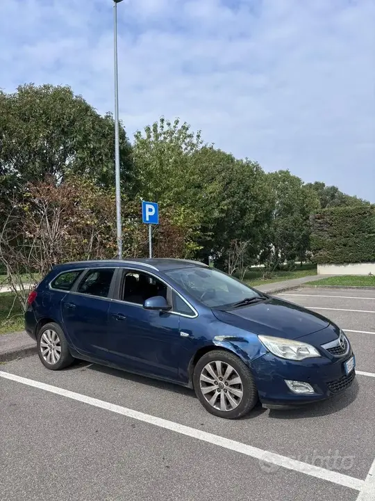 Opel Astra 2011 photo 2