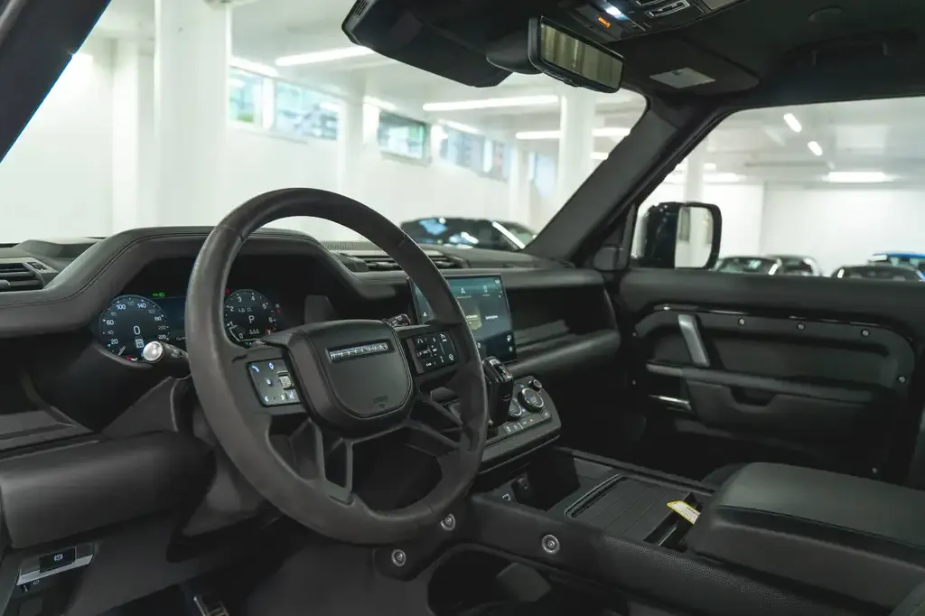Land Rover Defender 2023 photo 2