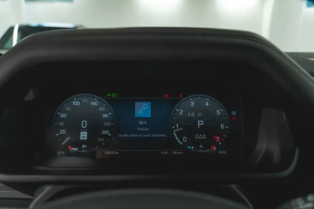 Land Rover Defender 2023 photo 5