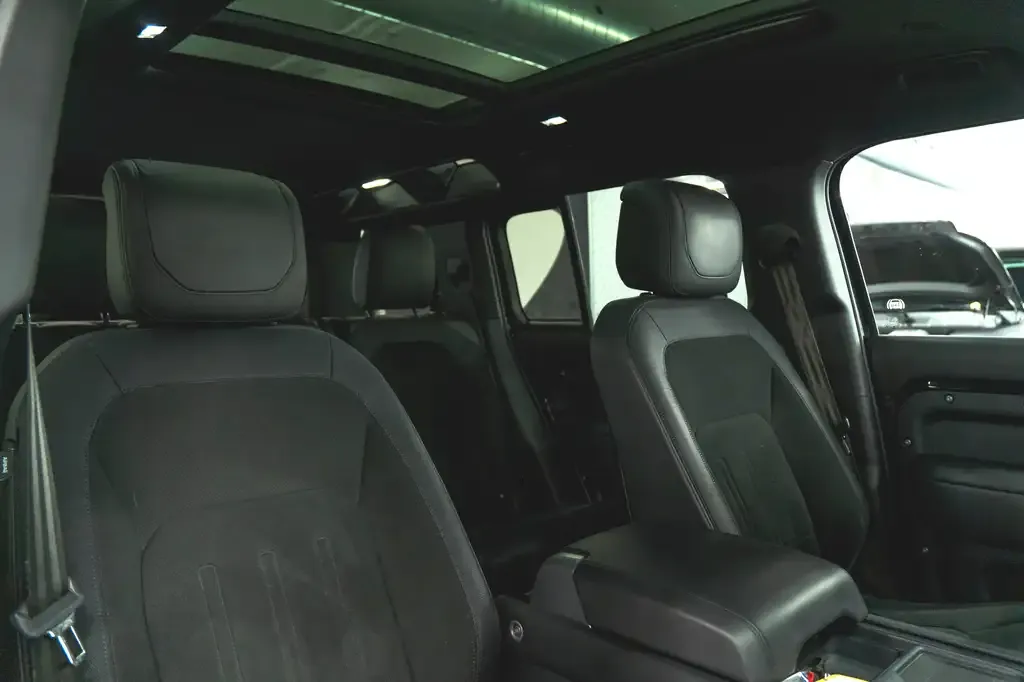 Land Rover Defender 2023 photo 3