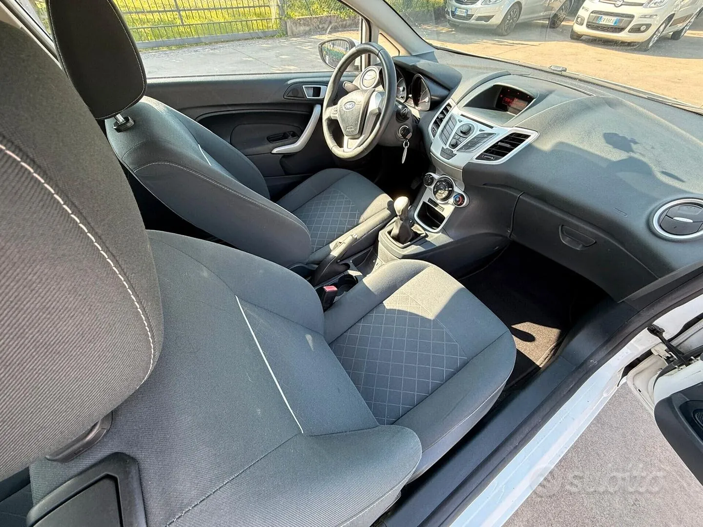 Ford Fiesta 2012 photo 2