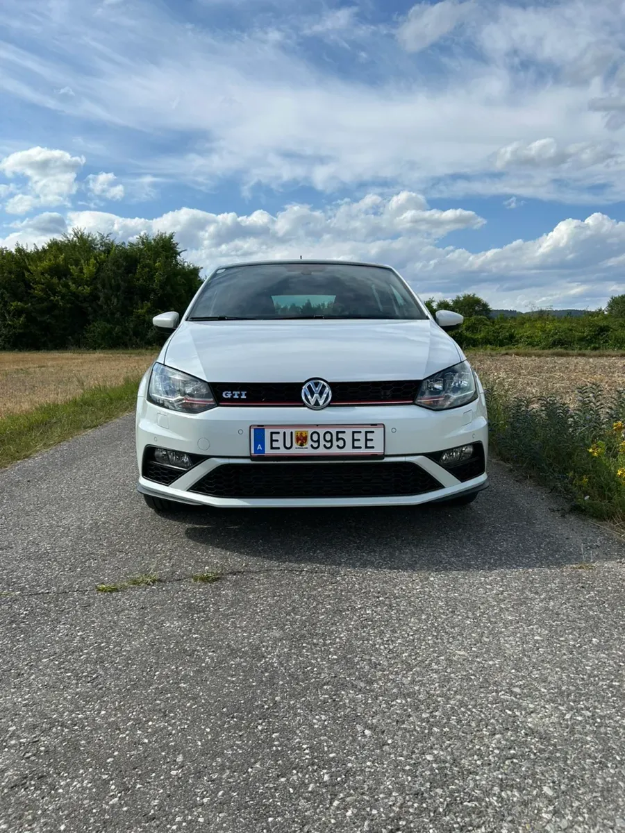 Volkswagen Polo 2015 photo 2