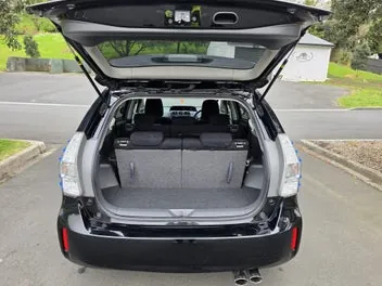 Toyota Prius Alpha 2013 photo 4