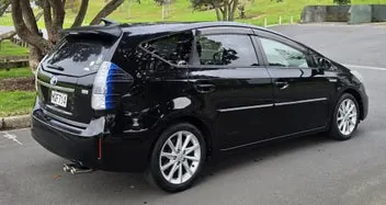 Toyota Prius Alpha 2013 photo 2