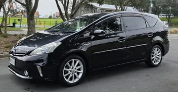 Toyota Prius Alpha 2013 photo 3