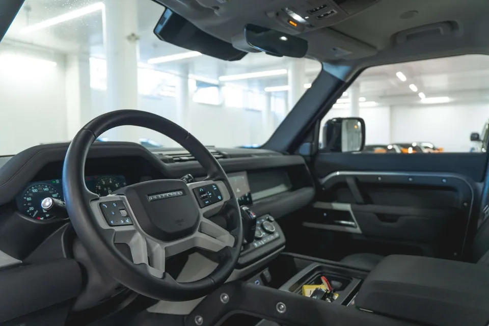 Land Rover Defender 2023 photo 2