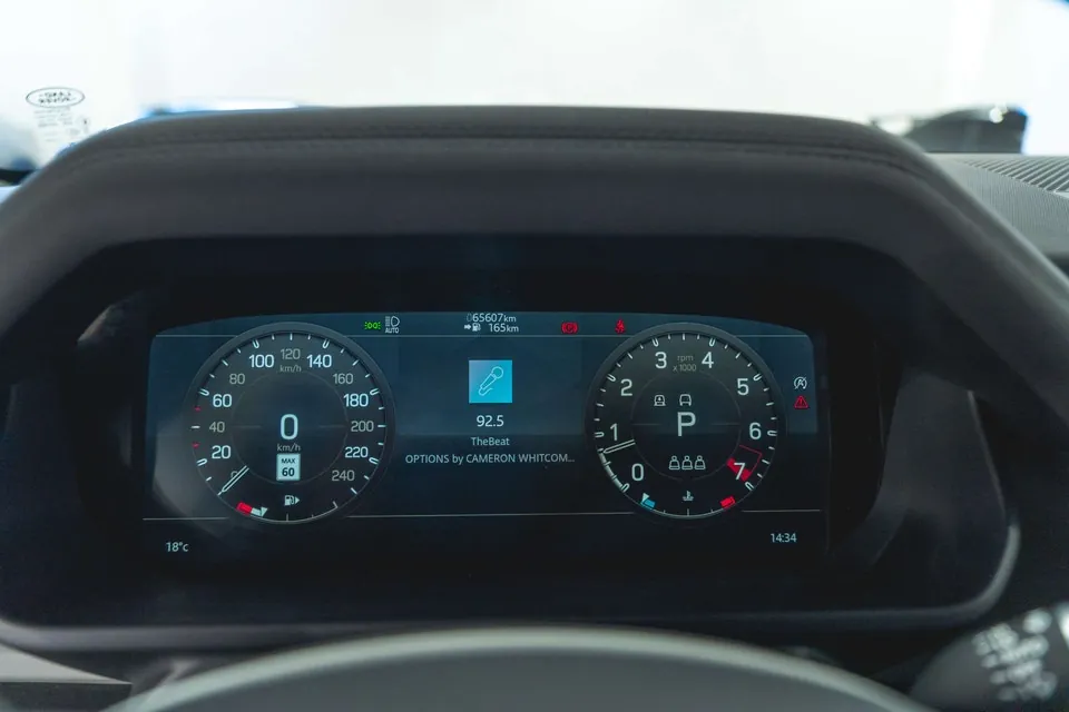 Land Rover Defender 2023 photo 5