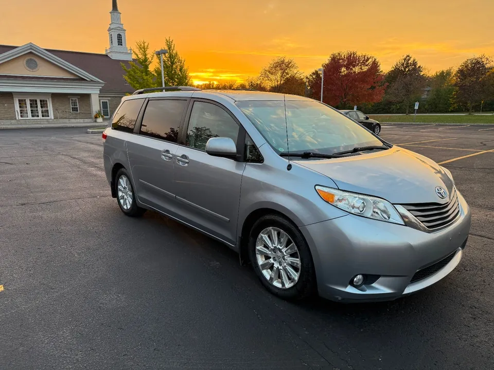 Toyota Sienna 2011 photo 5