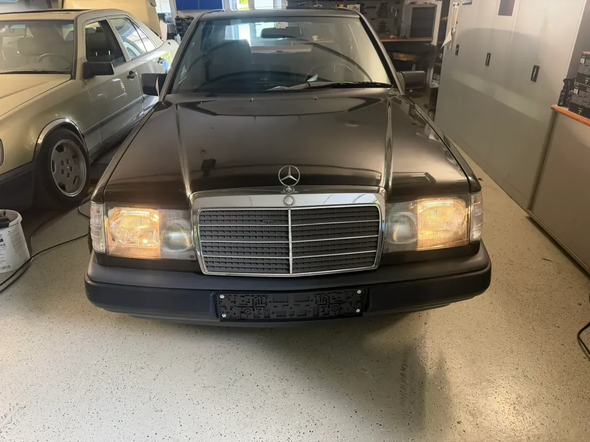 Mercedes-Benz E-Class 1989 photo 2