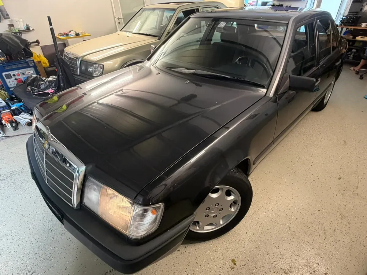 Mercedes-Benz E-Class 1989 photo 3