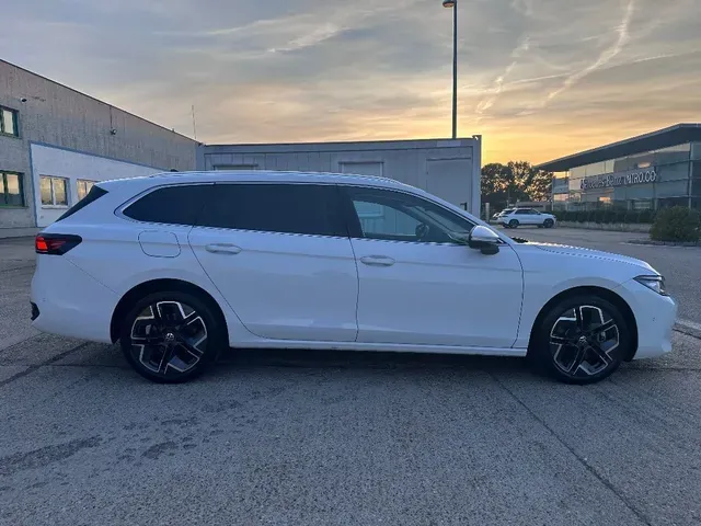 Volkswagen Passat Variant 2025 photo 2