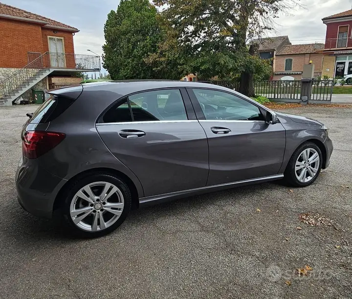 Mercedes-Benz A 180 2016 photo 4