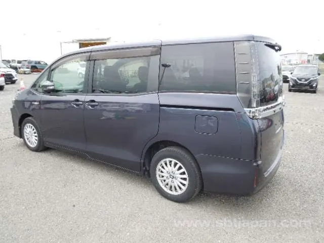 Toyota Voxy 2014 photo 3