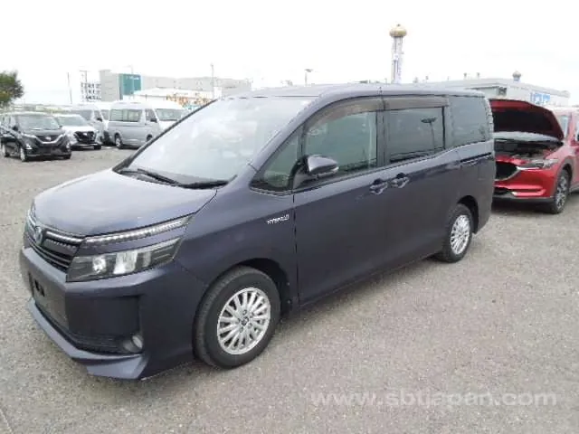 Toyota Voxy 2014 photo 2