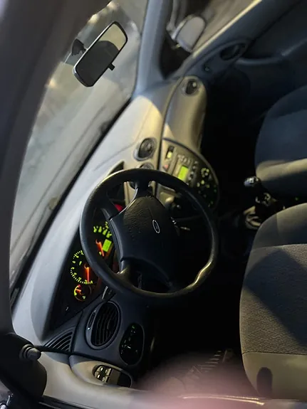 Ford Focus 2000 photo 4