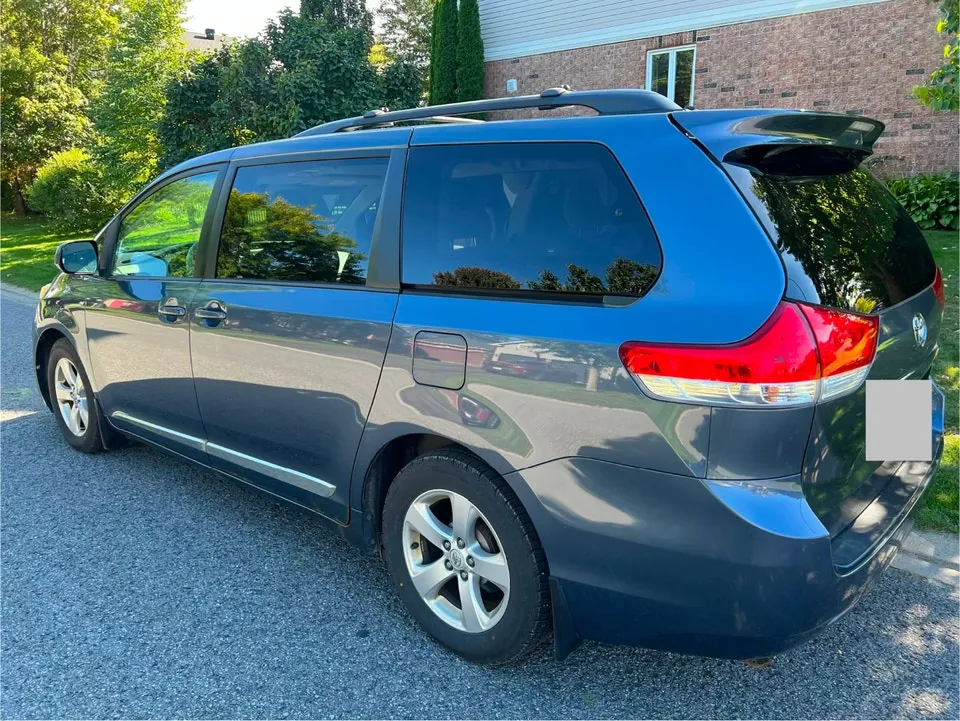 Toyota Sienna 2013 photo 2