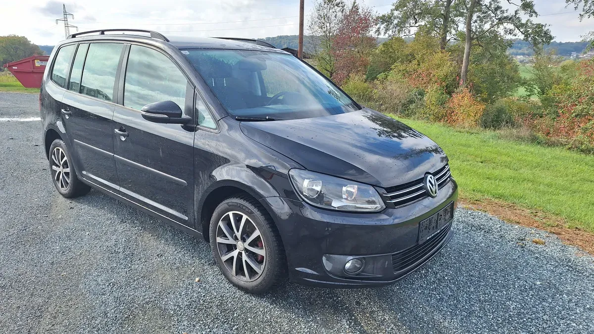 Volkswagen Touran 2011 photo 2
