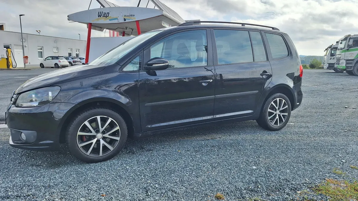 Volkswagen Touran 2011 photo 3