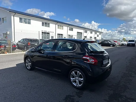 Peugeot 208 2012 photo 3