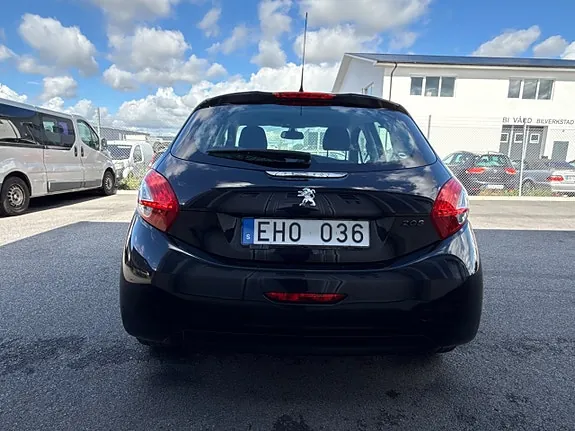 Peugeot 208 2012 photo 2