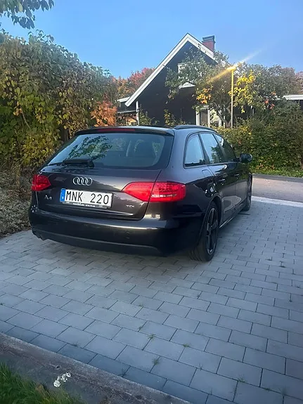 Audi A4 2011 photo 2