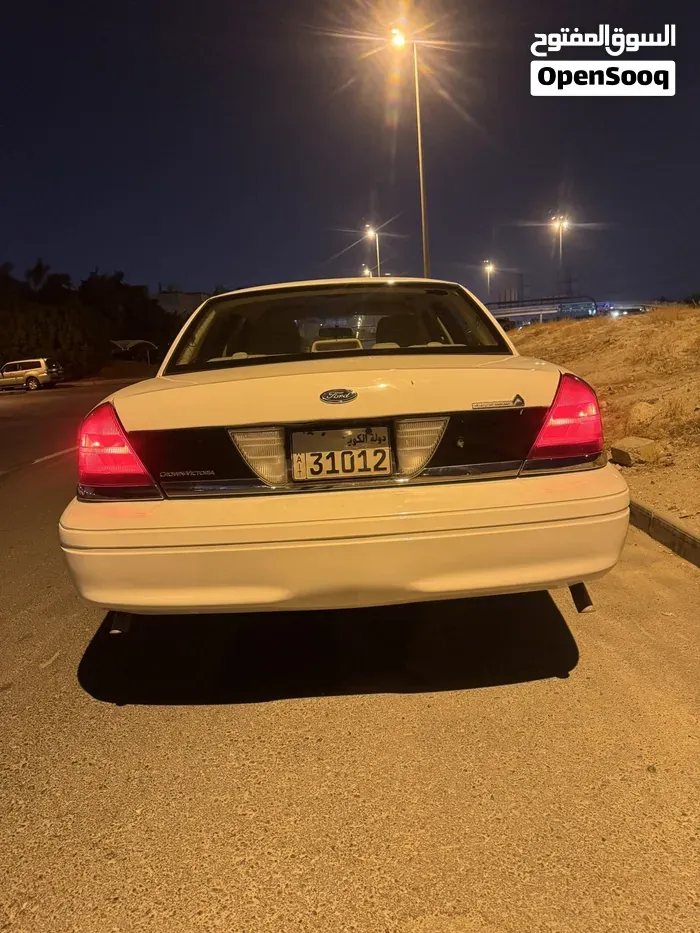 Ford Crown Victoria 2012 photo 4